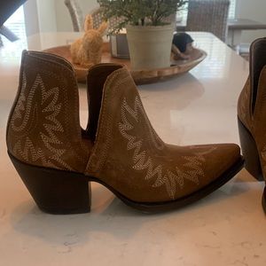 Ariat Dixon boot size 8